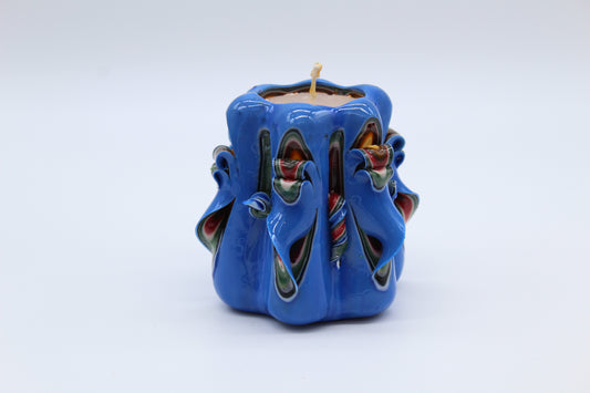 „Klassische“ hellblau geschnitzte Kerze
