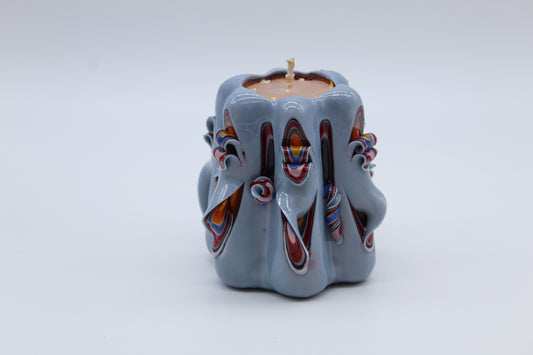 „Klassische“ hellblau geschnitzte Kerze
