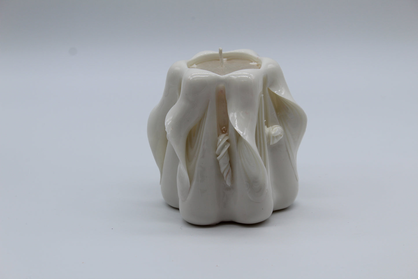 Weiße „klassische“ geschnitzte Kerze