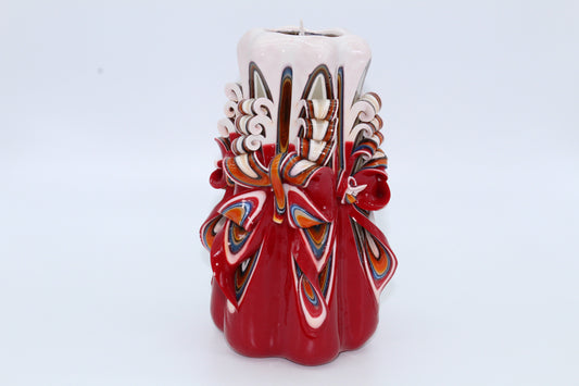 „Klassische“ rot-weiß geschnitzte Kerze