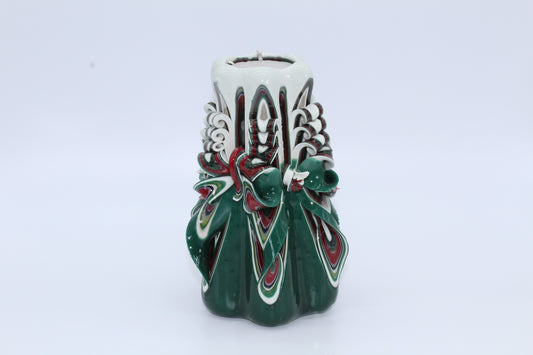 „Klassische“ grün-weiß geschnitzte Kerze