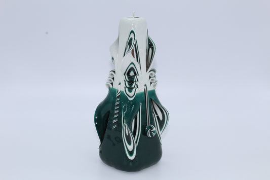 „Klassische“ grün-weiß geschnitzte Kerze