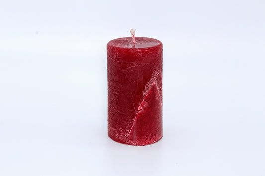 Rote zylindrische Kerze mit rohem Effekt
