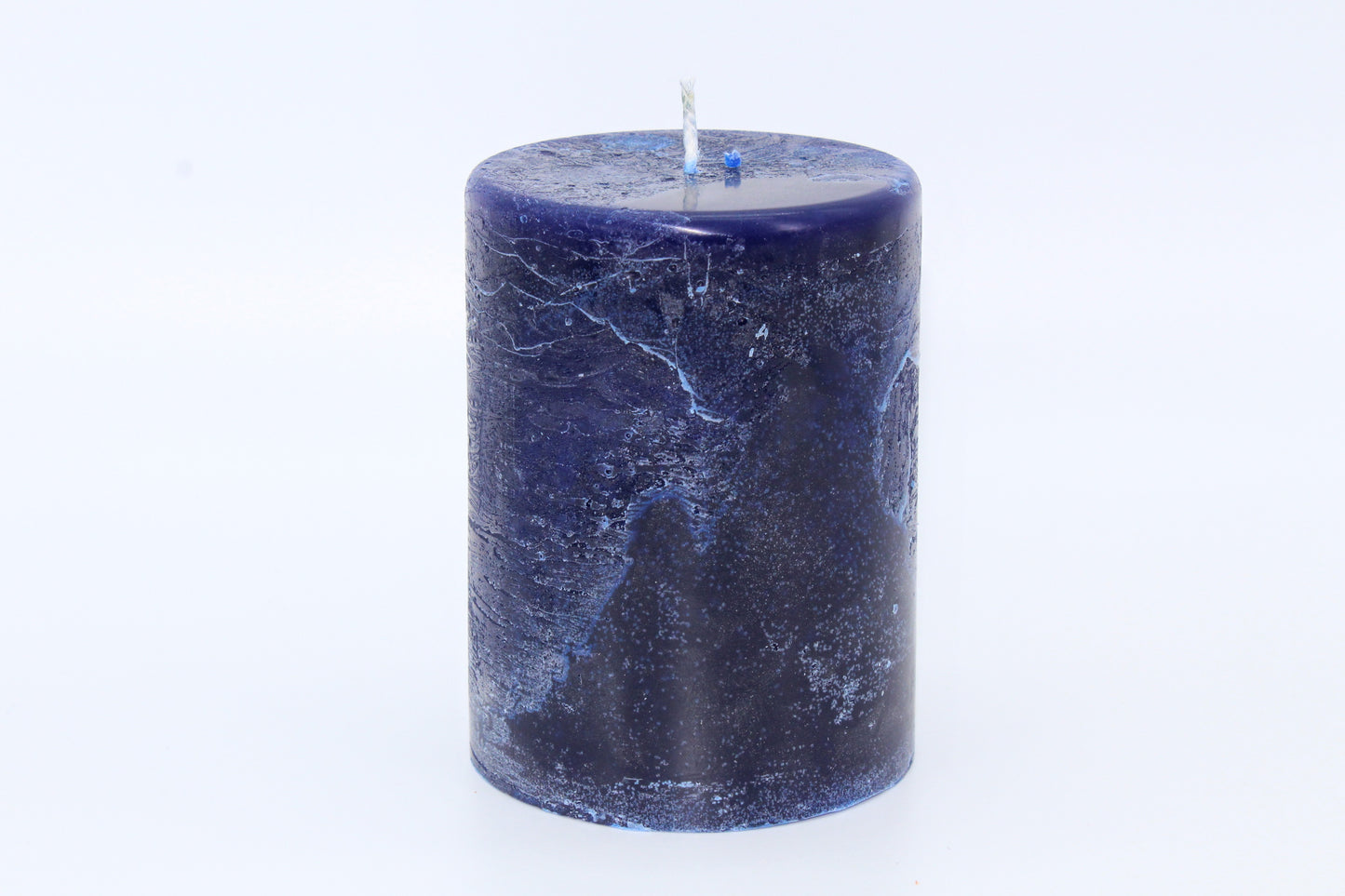 Blaue zylindrische Kerze mit rauem Effekt