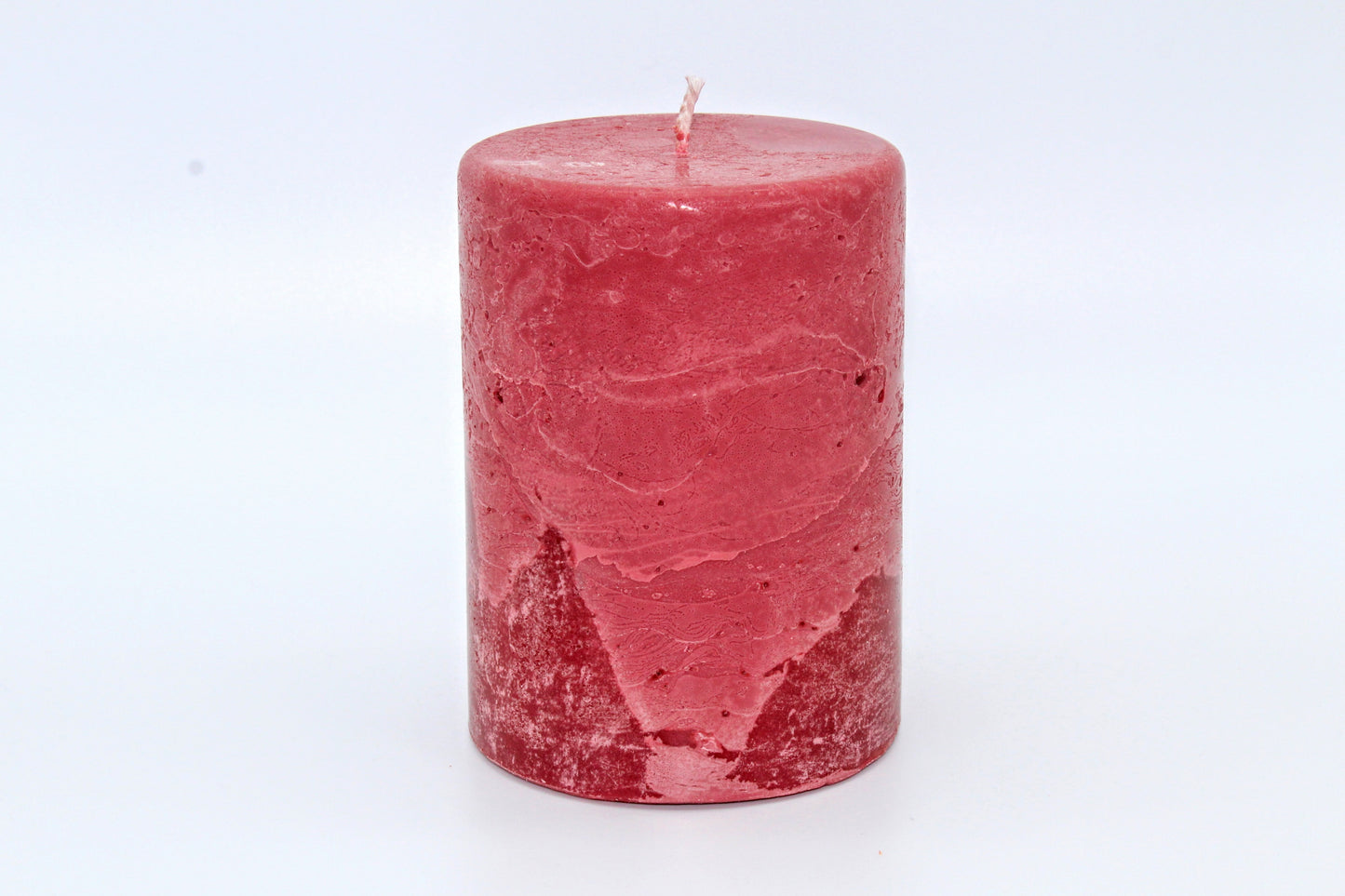 Rosa zylindrische Kerze mit rohem Effekt