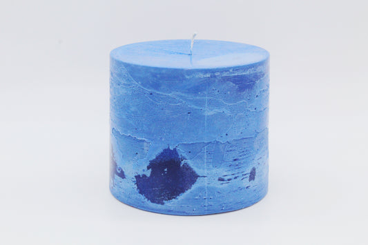 Hellblaue zylindrische Kerze mit rauem Effekt
