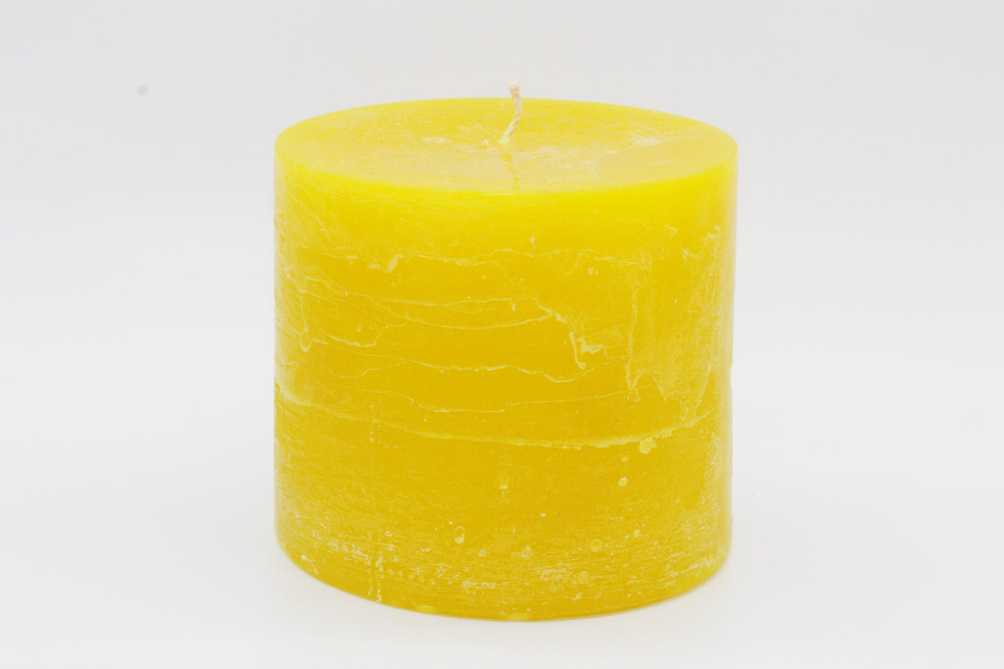 Gelbe zylindrische Kerze mit rohem Effekt