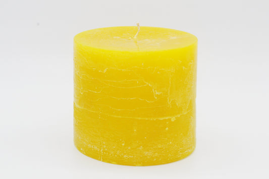 Gelbe zylindrische Kerze mit rohem Effekt