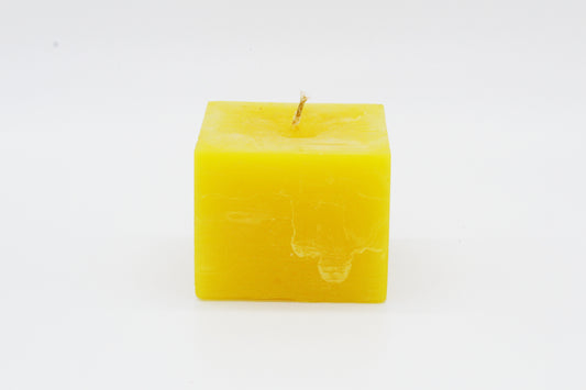 Gelbe quadratische Kerze mit rauem Effekt