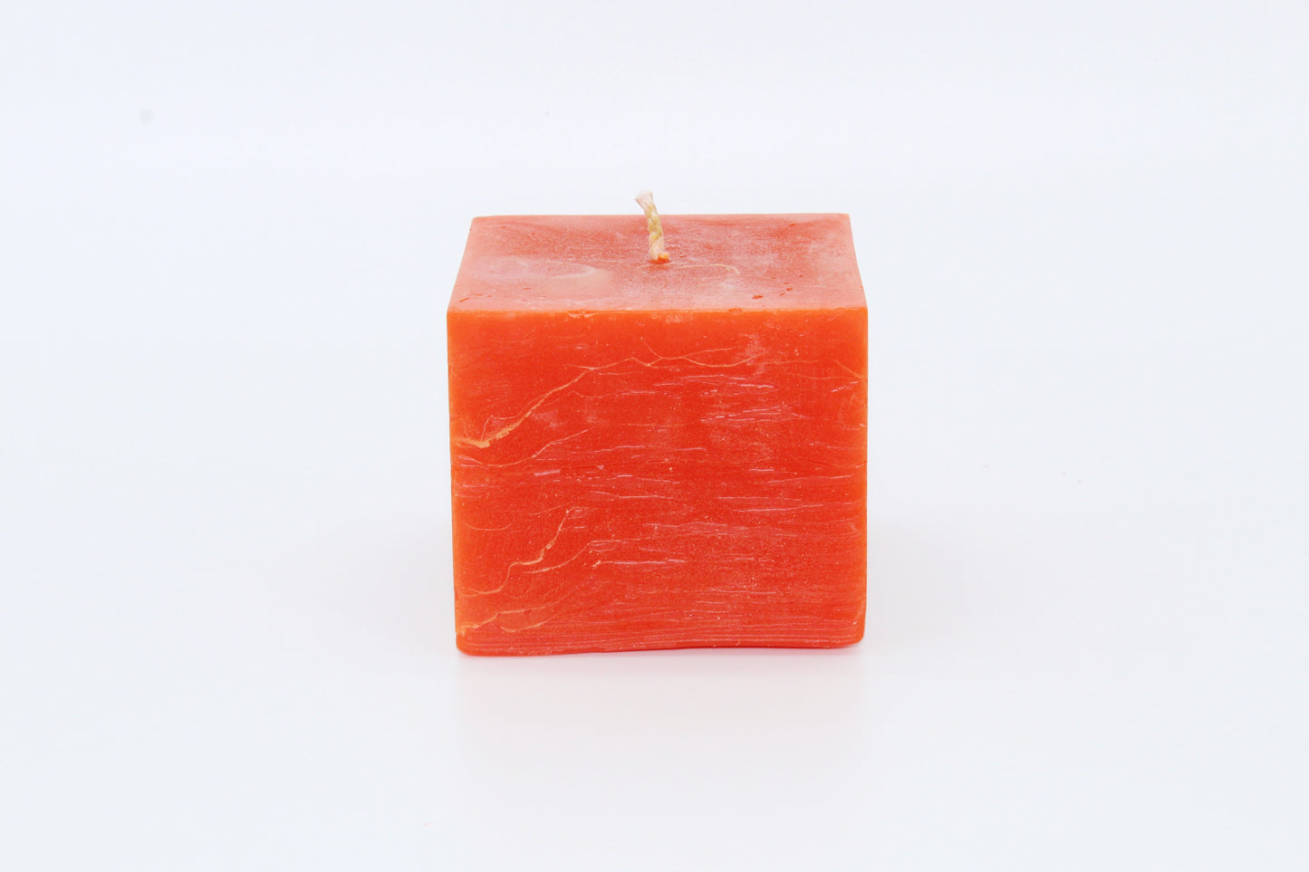 Orange quadratische Kerze mit rohem Effekt