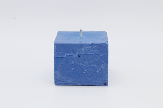Hellblaue quadratische Kerze mit rauem Effekt
