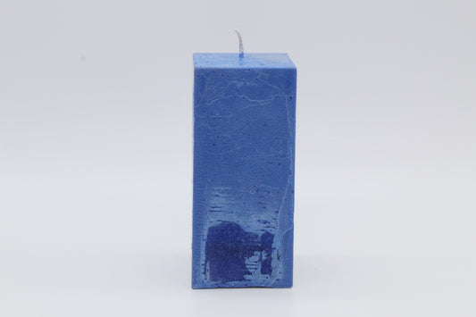 Hellblaue quadratische Kerze mit rauem Effekt