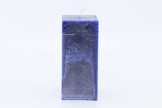 Blaue quadratische Kerze mit rauem Effekt