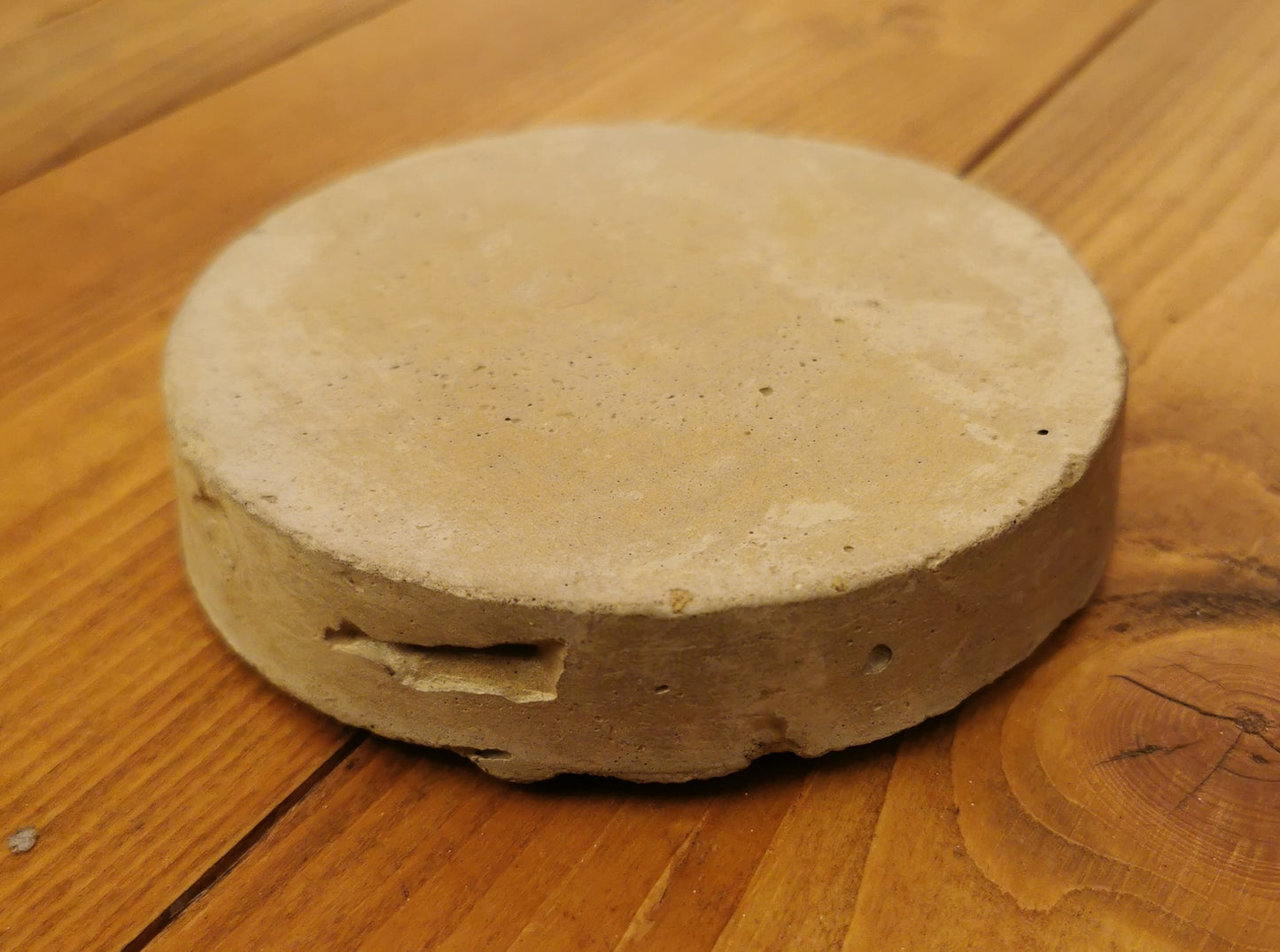 Handcrafted round concrete plate