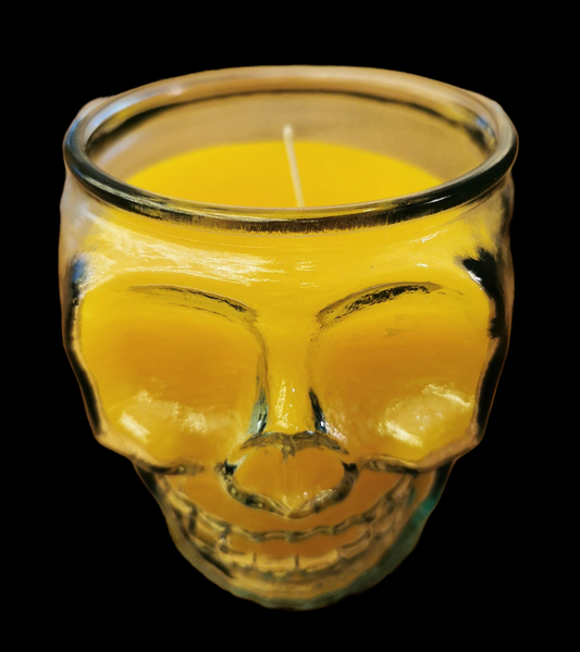 Gelbe Totenkopfkerze im Glas